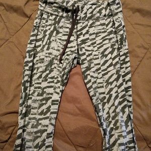 Black and White yoga caprices